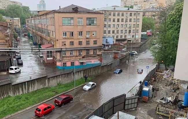 У Києві дощ перетворив вулицю на Венецію: такого ще не бачили