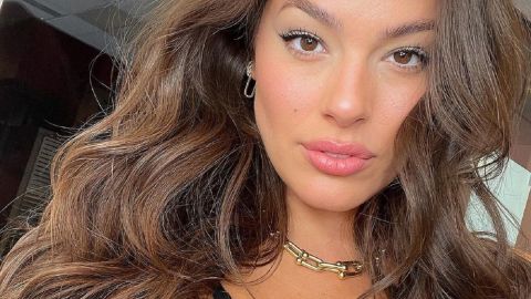 Роскошная: Эшли Грэм в лаконичном образе на выход покорила красотой