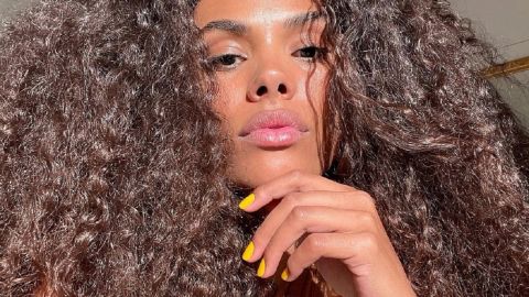 Морская богиня: Тина Кунаки демонстрирует стильный образ с трендовыми аксессуарами