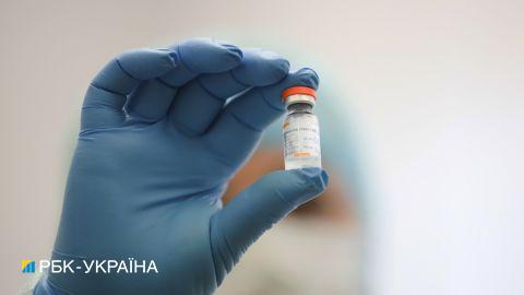 Щепилися майже 5 тисяч українців: що відомо про перші дні роботи центрів вакцинації