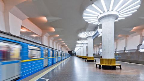 У харківському метро пасажир кинувся під колеса потягу