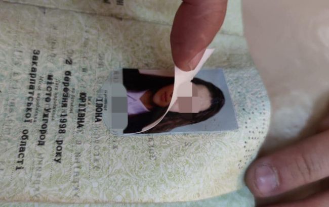 Вклеїли в паспорт чужі фото: в Ужгороді викрили на махінаціях студентів-медиків