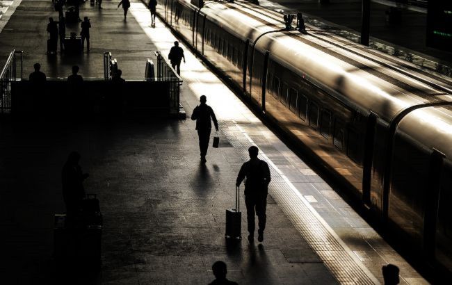 Под Черниговом поезд сбил мужчину: движение приостановлено