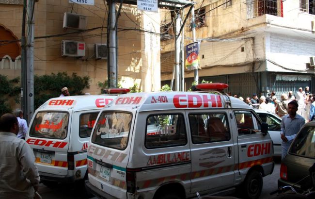 У Пакистані фургон зірвався у прірву, семеро загиблих