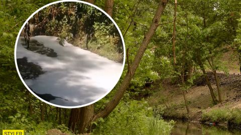 Киевская река покрылась опасной пеной. Теперь это мощным потоком несется в Днепр