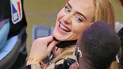 В легинсах и на шпильках: Адель восхитила стройной фигурой в стильном наряде