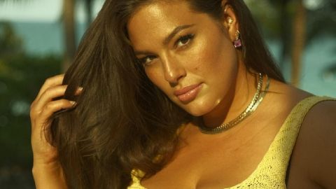 Соблазнительная тропиканка: Эшли Грэм показала, как носить вязаное платье