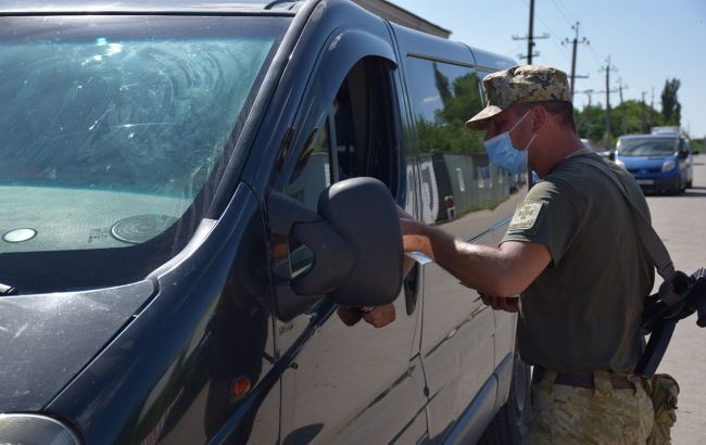 Доба у черзі: прикордонники РФ тримають людей на кордоні в Луганській області