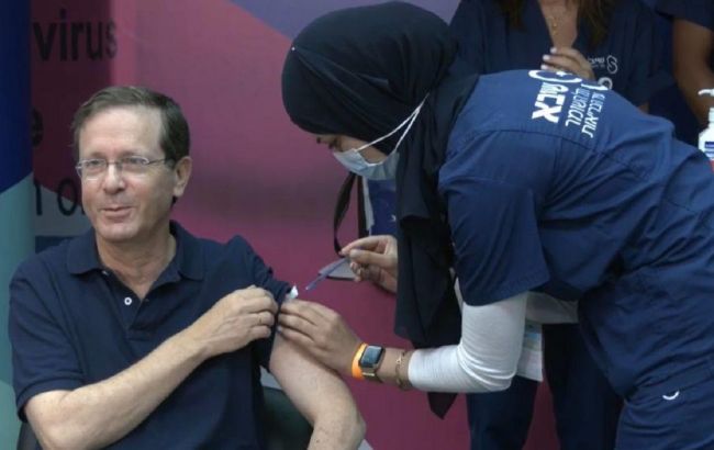 Президент Ізраїлю втретє вакцинувався від коронавірусу