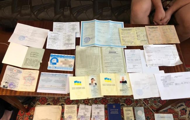 Паспорти, дипломи та посвідчення: викрито схему продажу фальшивих документів