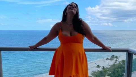 Лялька Барбі: вагітна Ешлі Грем вийшла в світ в міні-сукні і на шпильках