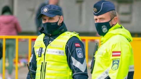 В Латвии протестовали против принудительной вакцинации: участники акции напали на полицейского