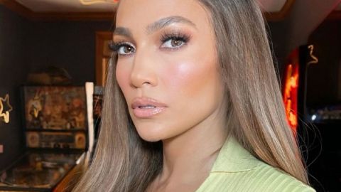 52-річна Дженніфер Лопес демонструє ідеальну фігуру в "дірявому" боді