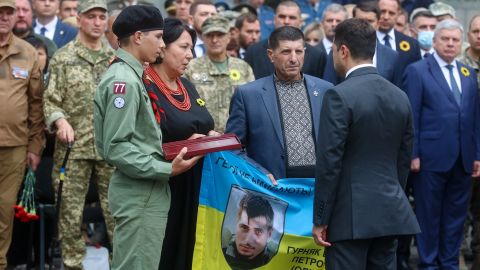 Зеленський вручив Зірки Героя України сім'ям загиблих добровольців