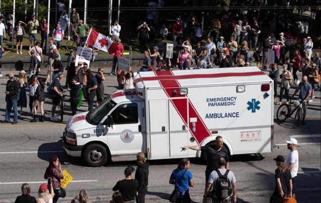 В Канаде антивакцинаторы провели акции протеста возле зданий больниц