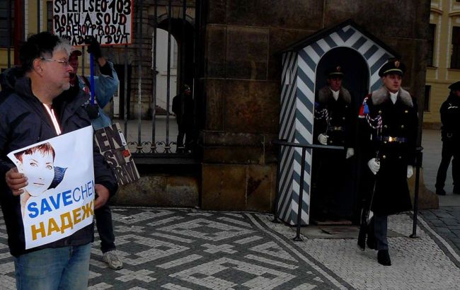 В Чехии пикетируют Президентский дворец за свободу Савченко