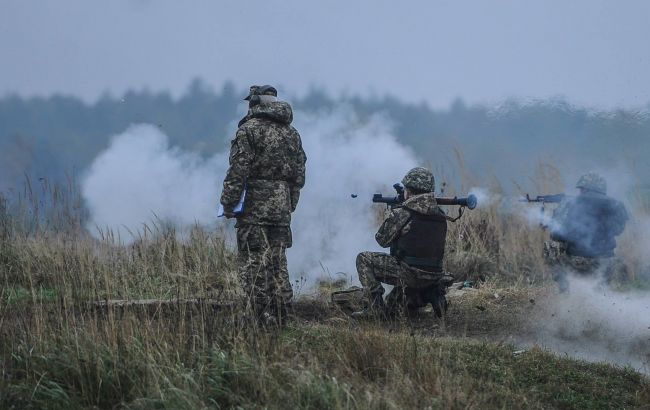 За добу бойовики обстріляли українські позиції 52 рази