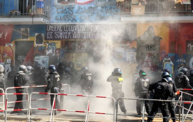 Более 45 полицейских пострадали при операции по расселению сквота в Берлине