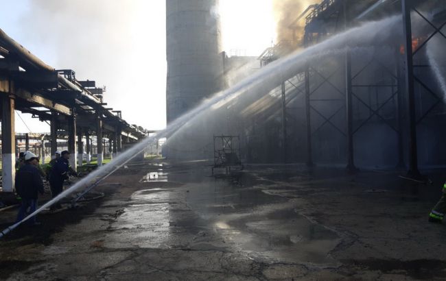 На заводе "Укртатнафты" из-за аварии загорелись нефтепродукты