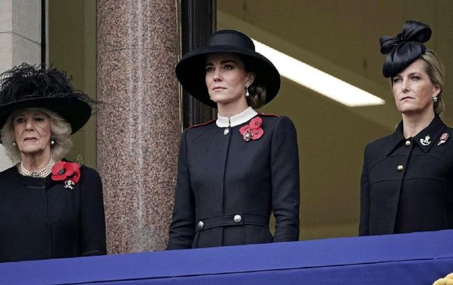 Королівський вихід: Кейт Міддлтон у сукні-мундирі і модному капелюшку на урочистій церемонії