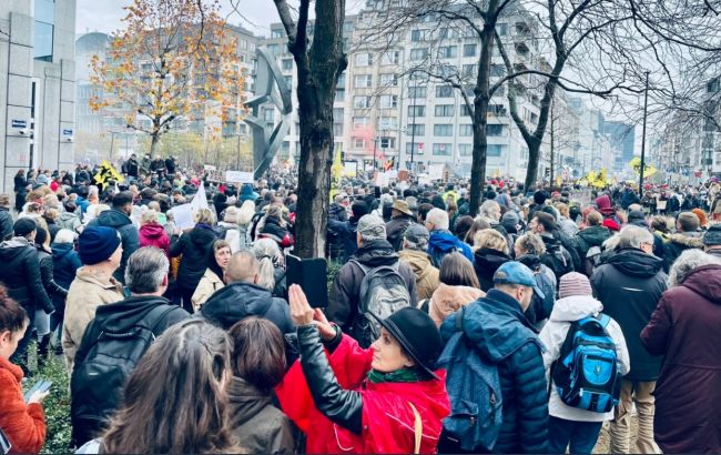 У Брюсселі поліція сльозогінним газом розганяла протест проти карантину
