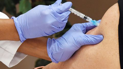 Парламент Греции проголосовал за обязательную вакцинацию граждан старше 60 лет