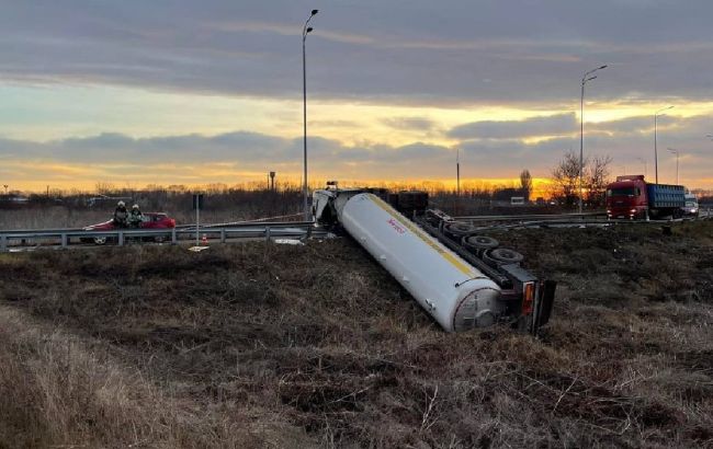 Під Вінницею знову сталася аварія з аміаком: перевернулася автоцистерна