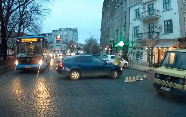 В Ужгороде две женщины устроили разборки из-за места на парковке: видео инцидента