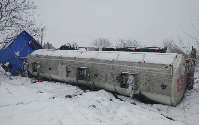 Под Львовом перевернулся грузовик с глицерином: водителя госпитализировали с обморожением