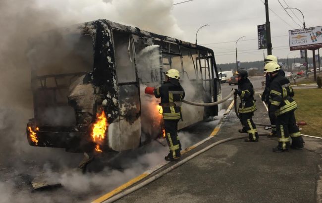 Під Києвом загорілася маршрутка, в якій було 20 пасажирів