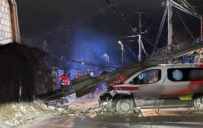 Под Киевом "скорая" врезалась в электроопору. Движение перекрыто, есть пострадавшие