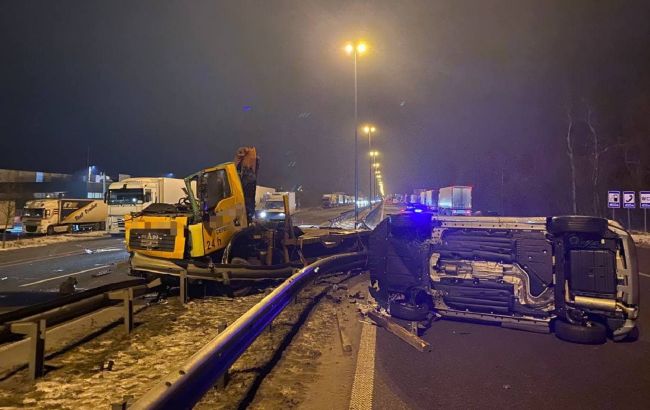 На трассе Киев-Чоп столкнулись грузовик и эвакуатор: есть пострадавшие, движение перекрыто
