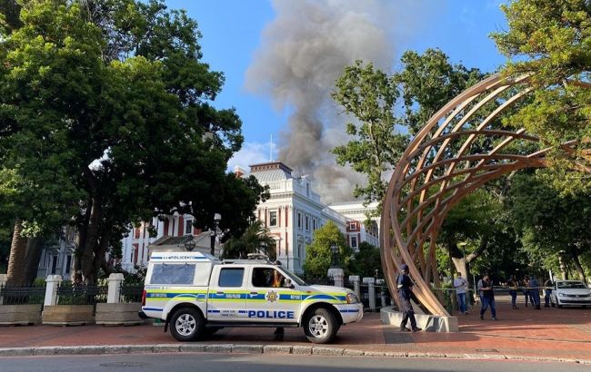 Плавится крыша, в стенах - трещины: горит здание парламента ЮАР