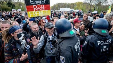 Понад 30 тисяч людей у Німеччині вийшли на акції протесту проти коронавірусних обмежень