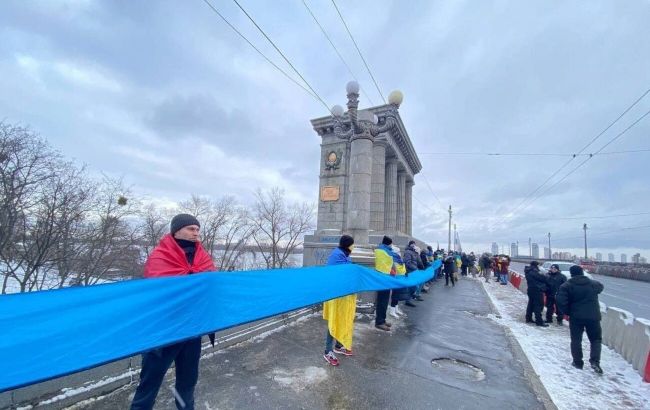 У Києві розгорнули 30-метровий прапор і створили "живий ланцюг": приголомшливі фото