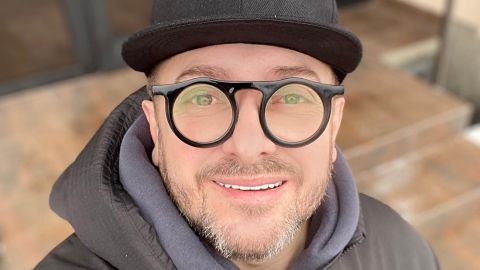 Відомий ведучий отримав український паспорт: "країна, з якою я пов'язую решту свого життя"