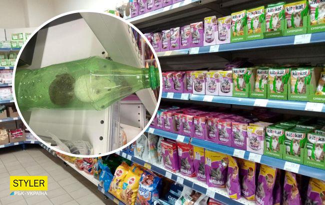У київському супермаркеті на полиці з котячим кормом виявили хом'яків у пляшці (відео)
