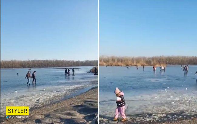 В Днепре родители с детьми гуляли по тающему льду: шокирующее видео