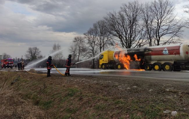 На Прикарпатье второй день горит цистерна с газом: людей эвакуировали из домов