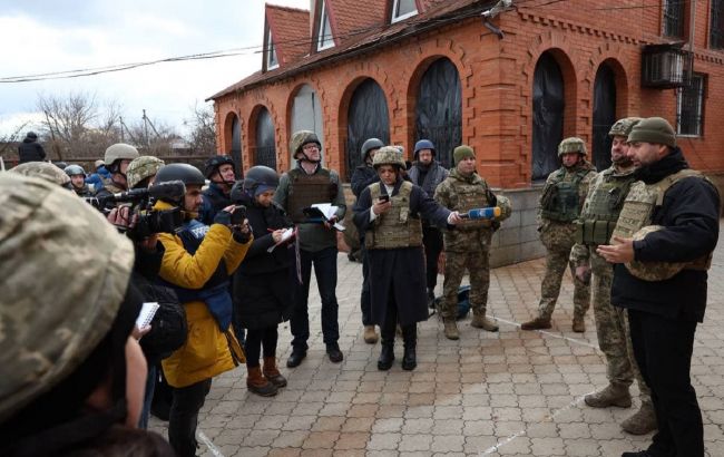 Нардепы и журналисты попали под обстрел боевиков на Донбассе