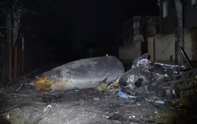 В Киеве обломки самолета упали на жилой сектор, возник пожар