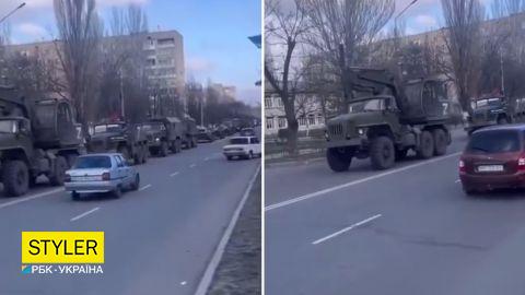 Величезна колона техніки окупантів з літерою Z вишукувалася на вулиці Мелітополя (відео)