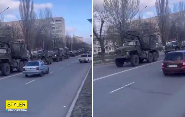 Величезна колона техніки окупантів з літерою Z вишукувалася на вулиці Мелітополя (відео)
