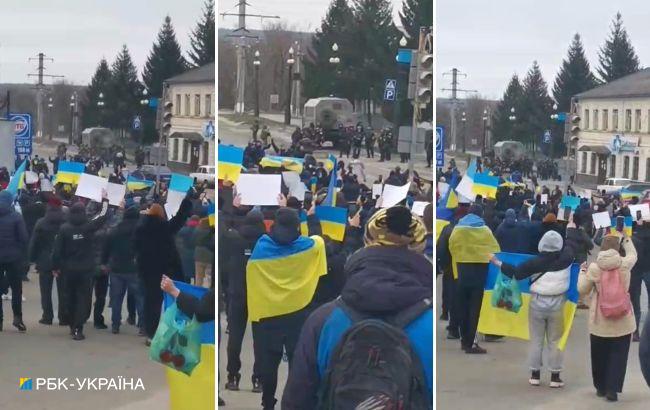 Це наше місто і наші вулиці! Жителі Куп'янська підняли український прапор біля мерії