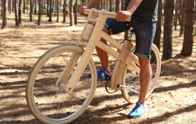 Киянин Гліб Караул зробив вже три дерев'яних велосипеда