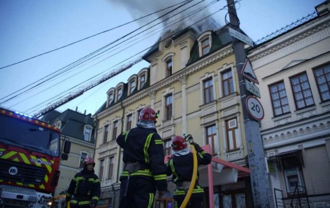 У Києві на Подолі збили безпілотник: від вибуху загорілася будівля Ощадбанку