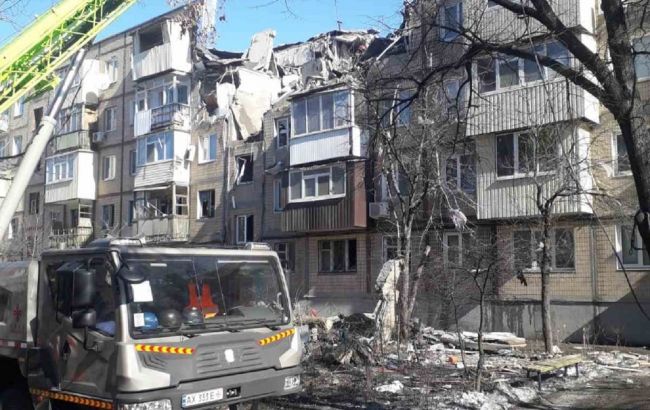 Російські окупанти обстріляли в Харкові три п'ятиповерхівки