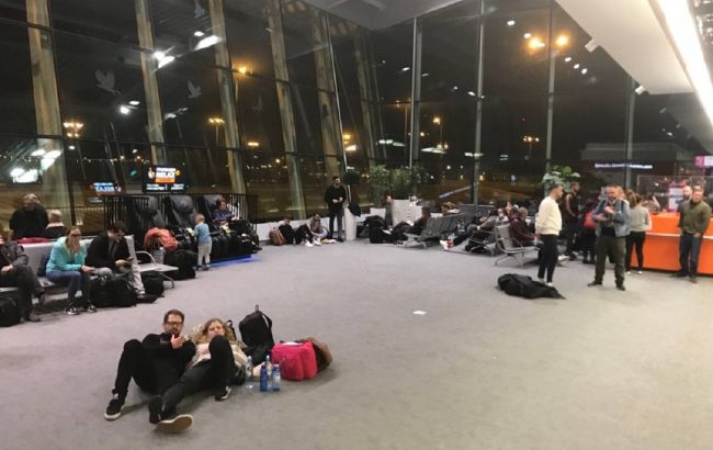 Аэропорт в Варшаве закрыт из-за угрозы взрыва в самолете. Рейсы приостановлены