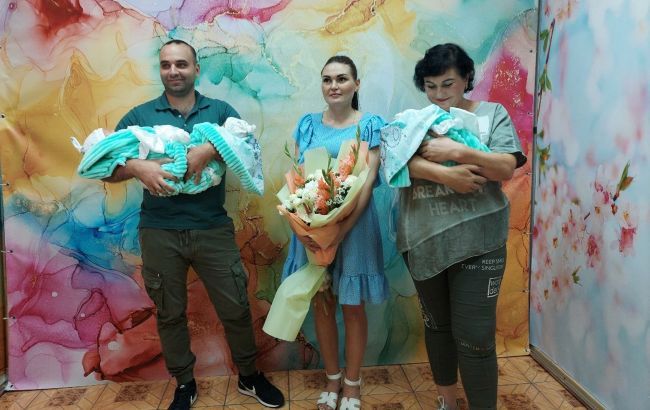В одном из роддомов Днепра впервые за 25 лет женщина родила тройню: фото счастливой семьи