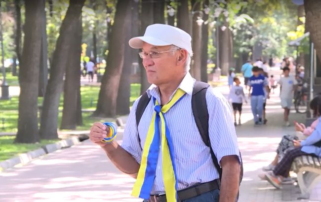 В Кыргызстане пенсионер продает браслеты в цветах флага Украины, чтобы помочь ВСУ (видео)